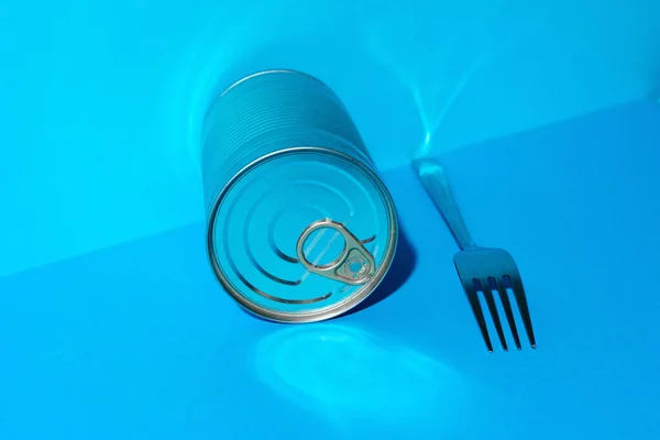 주석은 푸른 배경 위에 음식을 담을 수있다 — 스톡 사진