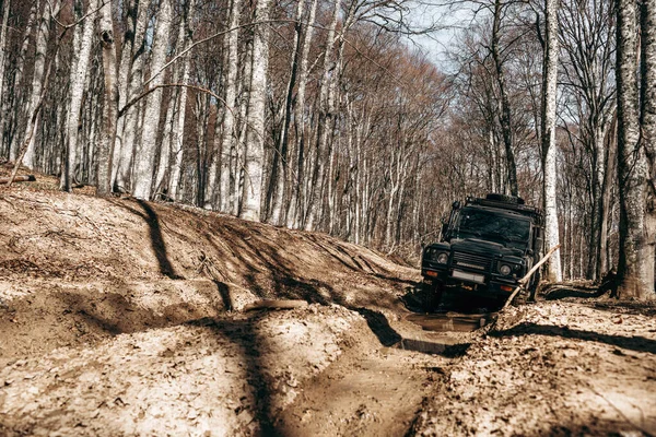 Offroad αυτοκίνητο οδήγηση μέσα από το δασικό δρόμο της λάσπης — Φωτογραφία Αρχείου