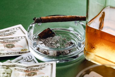 Küba purosu ve yeşil arka planda para