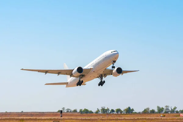 Samolot pasażerski startuje z pasa startowego na lotnisku — Zdjęcie stockowe