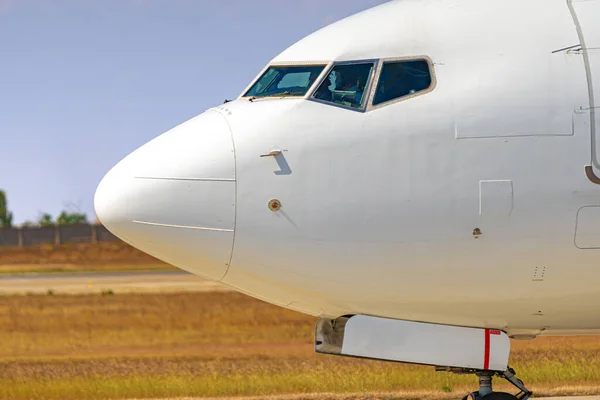Kokpit dużego samolotu pasażerskiego na pasie startowym z bliska — Zdjęcie stockowe