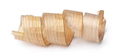 Beyaz zemin üzerinde izole ahşap talaşı