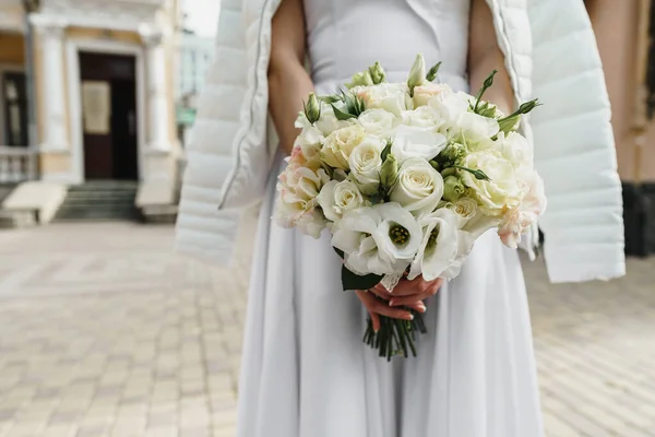 Novia irrecignizable en vestido blanco sosteniendo ramo de cerca — Foto de Stock