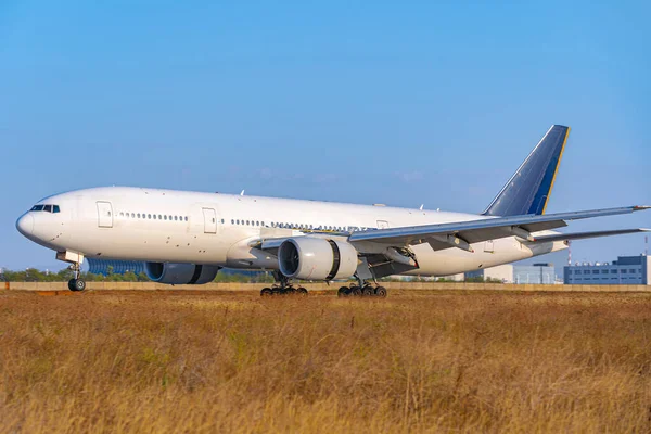 Grand avion de passagers conduit le long de la piste à l'aéroport — Photo