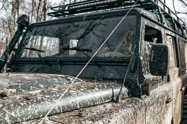 Dirty off road car on trip in forest — Stock Photo, Image