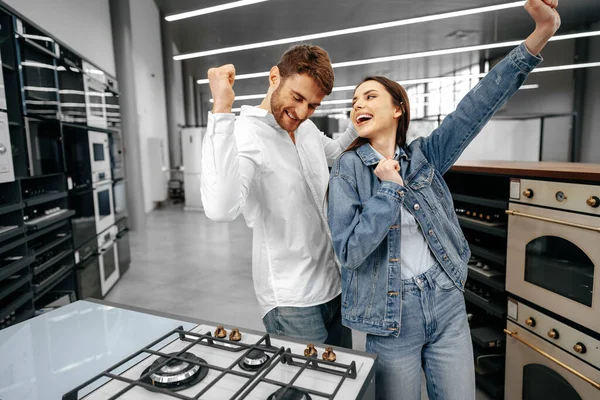 Feliz pareja sonriente acaba de comprar nuevos electrodomésticos en el hipermercado — Foto de Stock