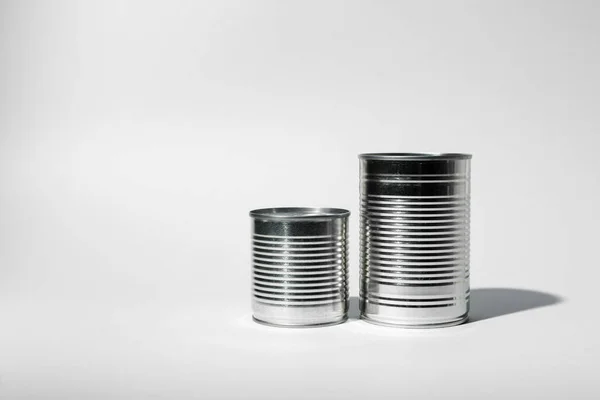 Олов'яна банка для їжі на сірому фоні — стокове фото