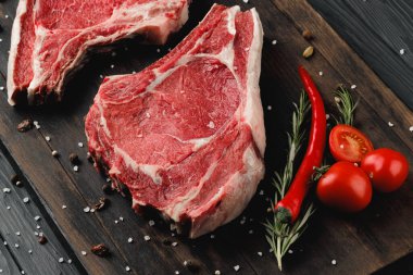 Kahverengi ahşap tahtada çiğ biftek.