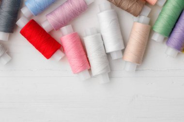 Renkli iplik bobinlerinin, iplik makaralarının arkaplanını kapat