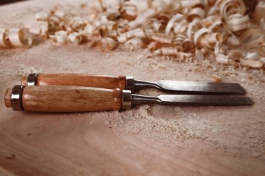 Marangozlar keski, atölyedeki masaüstünde ahşap işçiliği aracı