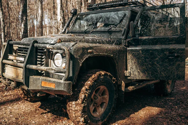 Sucio off road car en viaje en el bosque —  Fotos de Stock