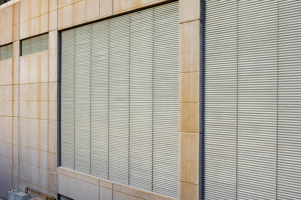 Schmutzige graue Fassade aus Aluminiumplatten — Stockfoto