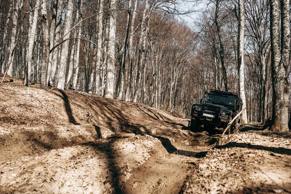 Offroad αυτοκίνητο οδήγηση μέσα από το δασικό δρόμο της λάσπης — Φωτογραφία Αρχείου