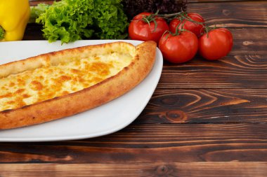 Türk Pide ekmeğini ahşap masaya yakın tut