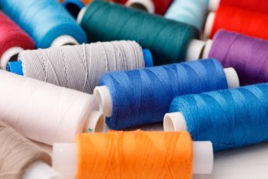Renkli iplik bobinlerinin, iplik makaralarının arkaplanını kapat