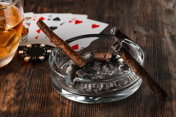 Cigar and playing cards on casino table — Stock Photo, Image
