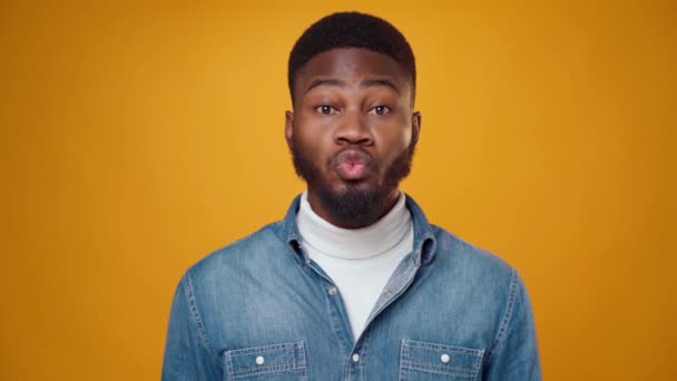 Amazed african american man shocked, yellow background — Stock Video