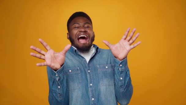 Worried scared young african american man against yellow background — Stock Video