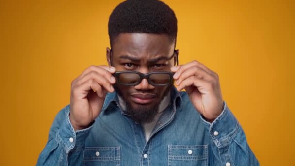 Молодой африканский американец думает на голубом фоне — стоковое видео