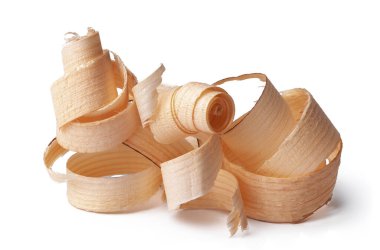 Beyaz zemin üzerinde izole ahşap talaşı