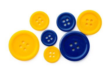 Beyaz arkaplanda izole edilmiş büyük plastik kıyafet düğmesi
