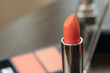 Makyaj masasında pembe ruj. Yakın çekim.