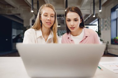 Ofiste birlikte çalışan iki kadın girişimci.
