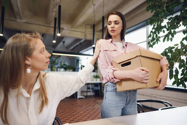 Mladá podnikatelka držící krabici osobních věcí, která se chystá opustit úřad poté, co odešla z práce — Stock fotografie