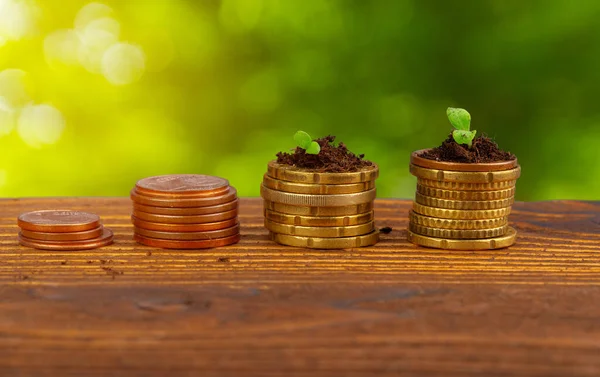 Munten stapel van geld en groeiende plant, financieel concept — Stockfoto