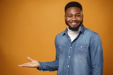 Genç Afro-Amerikalı adam uzayı işaret ediyor.