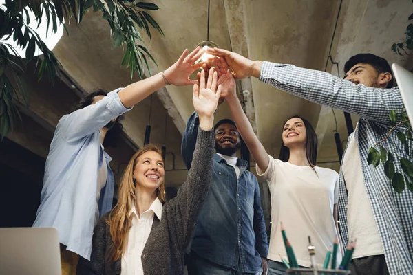 Feliz equipo de negocios lleno de alegría celebrar la victoria corporativa — Foto de Stock