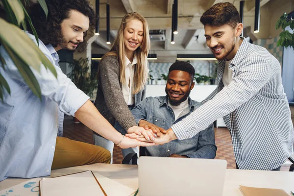 Glücklich überglückliches Wirtschaftsteam feiert Unternehmenssieg — Stockfoto