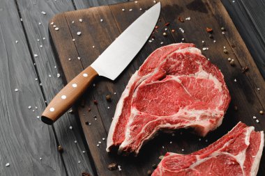 Kahverengi ahşap tahtada çiğ biftek.