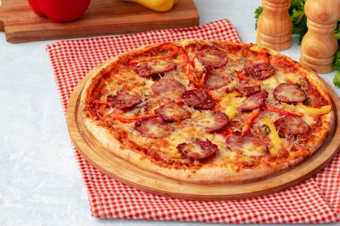 Taze pişmiş pizza, masaya yakın.