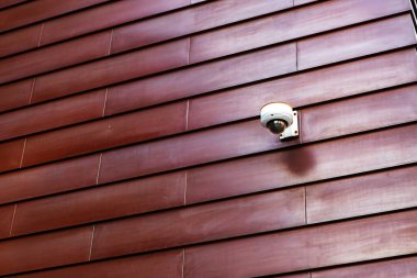 Binanın ön cephesinde güvenlik kamerası var.