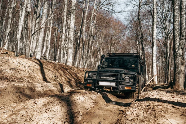 泥の森の道を運転オフロード車 — ストック写真