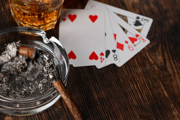 Cigar and playing cards on casino table — Stock Photo, Image