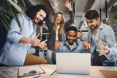 Mutlu iş adamları şirket zaferini kutluyor.