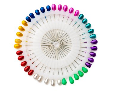 Beyaz arkaplanda izole edilmiş dikiş iğneleri