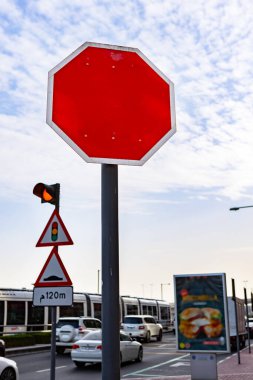 Mavi gökyüzüne karşı kopyalama alanı olan kırmızı trafik işareti