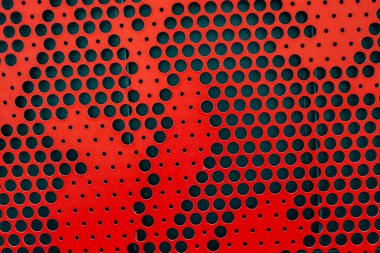 Yuvarlak deliklerin delikli kırmızı metalik arkaplan