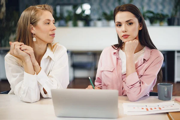 Two young women working together in office — Stock Photo, Image