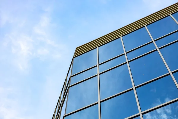 푸른 하늘을 배경으로 한 유리 초고층 건물, 아래에서 바라봄 — 스톡 사진