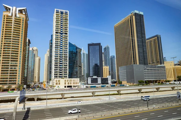 Шейх Заид Роуд в солнечный день. Дубай, ОАЭ — стоковое фото