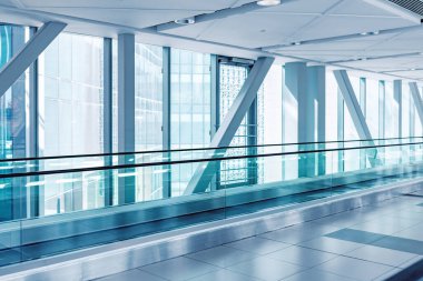 Dubai metrosunda yürüyen merdiven.