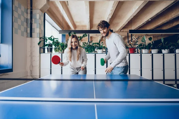 Jóvenes, hombres y mujeres jugando al tenis de mesa — Foto de Stock