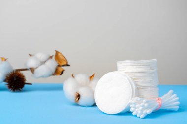 Mavi kağıt arkaplanındaki pamuk diskler