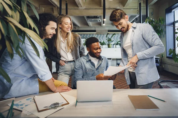 Lächelnde multirassische Mitarbeiter, die bei Bürotreffen zusammenarbeiten, diskutieren — Stockfoto