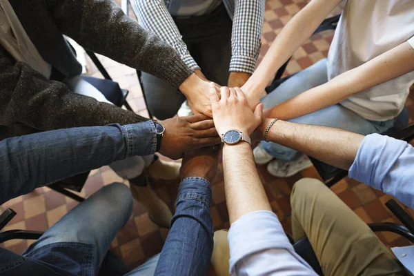 Vista superior de diversas personas manos que sostienen juntos en círculo, manos pila — Foto de Stock