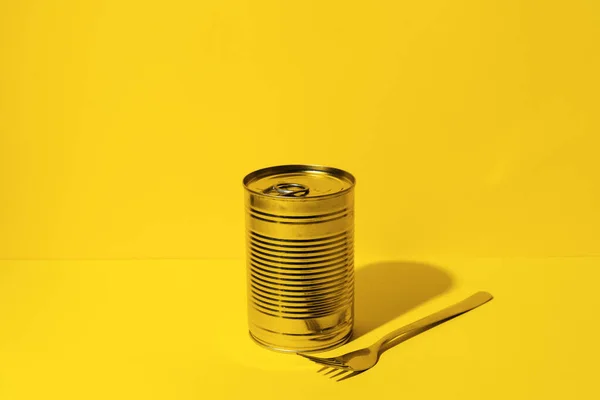 Konzerv élelmiszer ón sárga stúdió háttér — Stock Fotó
